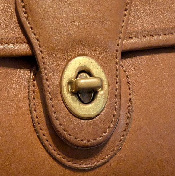 Vintage Coach Willis Leather Crossbody Bag in British Tan - Picture 8 of 16